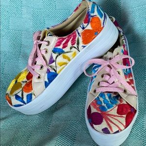 Embroidered floral lift shoes El Zaguan